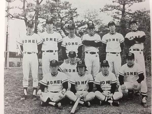 ユニフォーム姿の鳳鳴クラブのメンバーの集合白黒写真