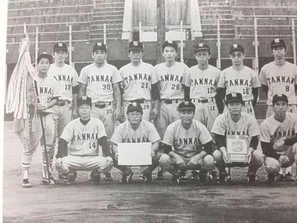 兵庫県選手権大会の優勝旗と盾を手にユニフォーム姿の丹南町役場チームメンバーの集合白黒写真