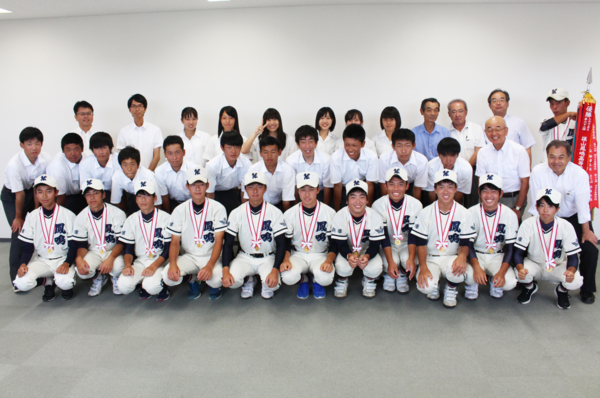 市長、OB会のメンバーと篠山鳳鳴高校軟式野球部全員で記念撮影写真