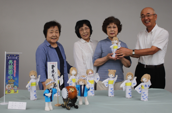 机の上にデカンショを踊る人形が置かれており、市長と人形を作成した村上 美和子さん、波田 文子さん、宇杉 明美さんと映っている写真