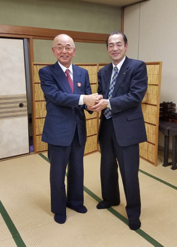 丹波市の谷口市長と両手で握手し、笑顔で写っている市長の写真