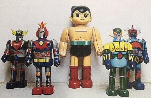 昔のアニメのキャラクターやロボットの人形が並んでいる写真