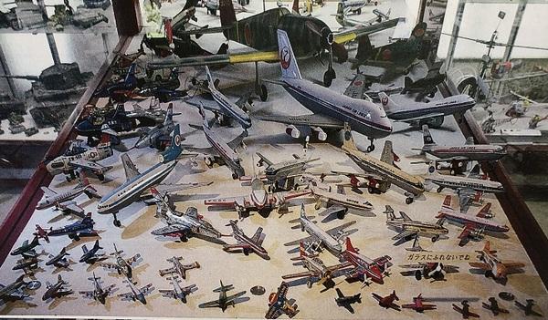 様々な大きさの飛行機の模型がたくさん展示されている写真