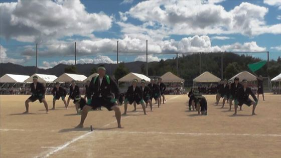 篠山中学校の体育祭で、応援団がポーズを取り整列している写真