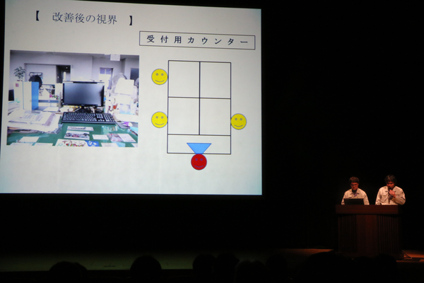 上下水道部の発表で男性2名が改善後の視界としてスクリーンで説明している写真