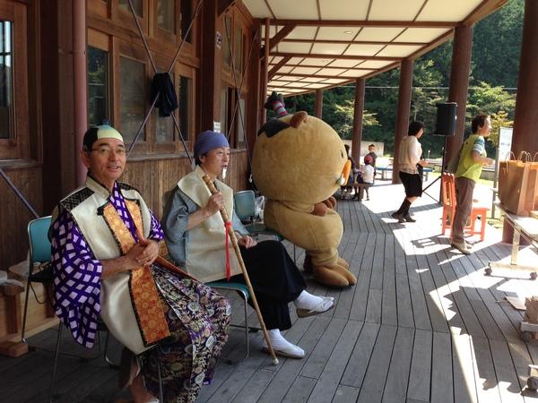 市長と小山教育部長がお殿様と黄門様の格好をして椅子に座っている写真