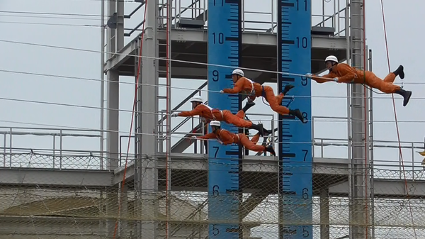 消防救助技術大会で技術者4名がロープブリッジ通過をしている写真