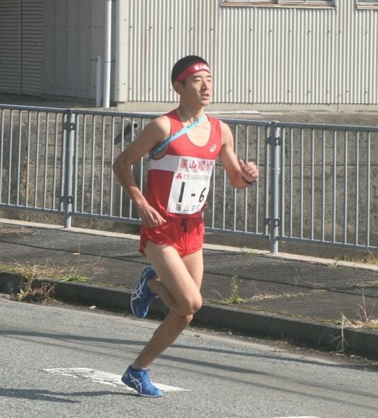 青色のランニングシューズで走っている森岡 駿太（3年生）選手の写真