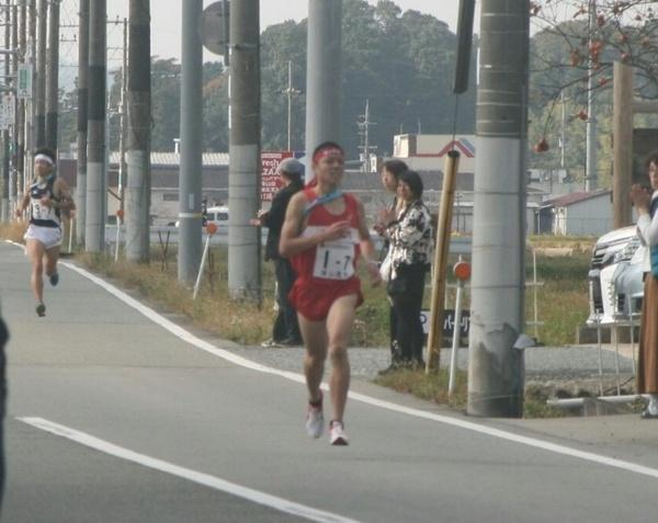 後方の選手との差が広がって走っている野々口 陽平選手の写真