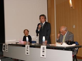 マイクを持って話をしている下中 弘さんの両隣に高村さんと小沼さんが着席している写真
