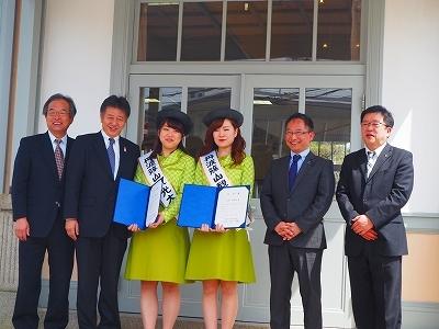 丹波篠山観光大使2人と西尾和磨丹波篠山観光協会の関係者で記念写真