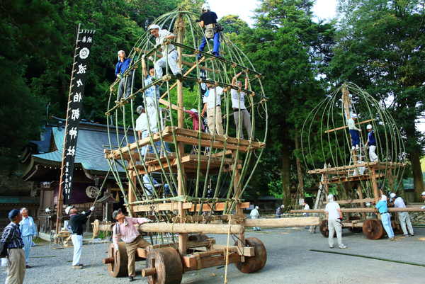 竹や木を使って男性達がおやまを組み立てている写真