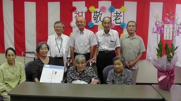 酒井 志づ子さんとお嫁さんとお二人の娘さん,市長と一緒に記念撮影の写真