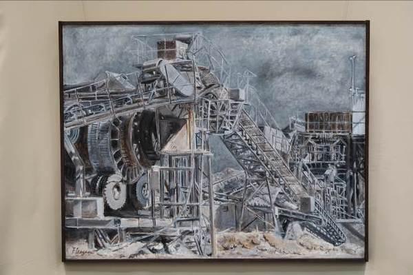 屋外の工場の様子で、階段が作られており、ベルトコンベヤーのようなものや、大小の歯車が設置されている様子の絵画の作品の写真