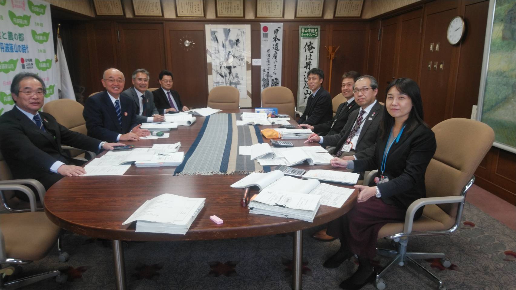 市役所の応接室で市長などが予算の協議をしている様子