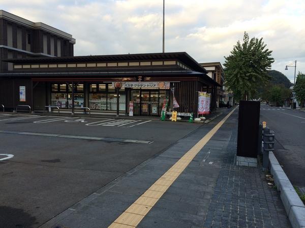 茶色が基調で建てられた角館 セブンイレブンの外観写真