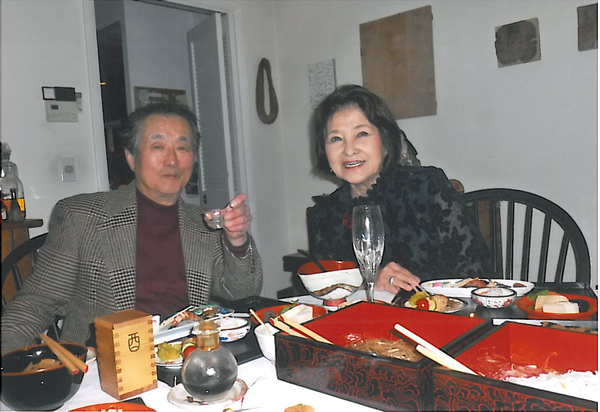 安藤さんご夫妻が日本料理を楽しんでいる写真