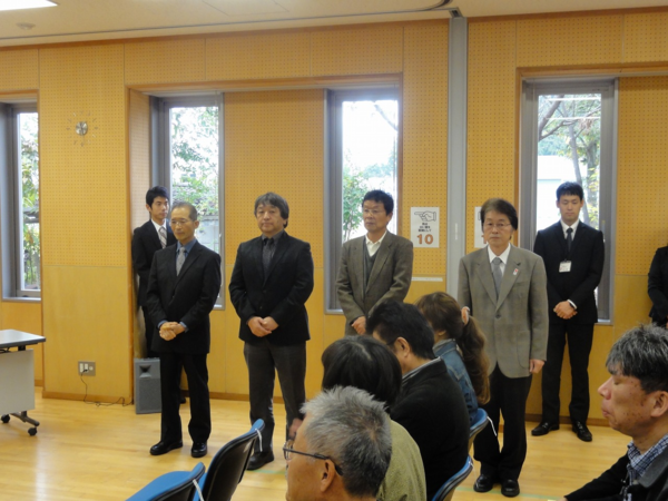 スーツを着た酒井さん、吉良さん、宇田川さん、小山さん、関係者が立っている写真