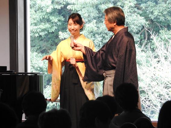 袴を着た井本 蝶山さんに、畑 儀文さんがマイクを向けている写真