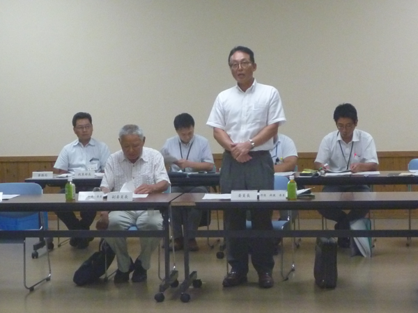 地元就職検討委員会で数名が座っていて、今西副委員長が立って話をしている写真