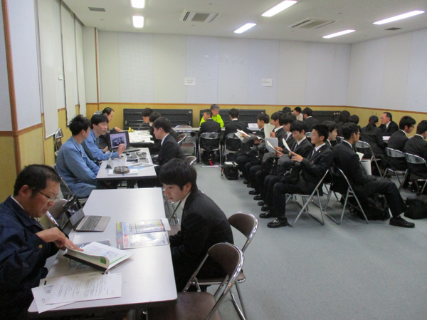 色々な企業の方が長机のところで高校生に会社の説明をしている写真