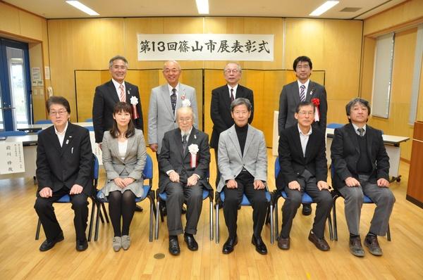 写真家の河合先生を真ん中に篠山市展の入賞者5名と市長らとの記念撮影