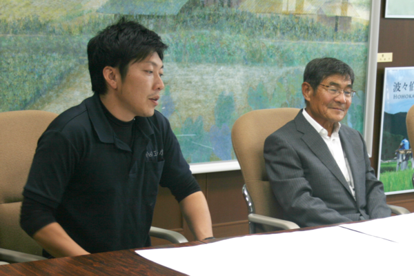 市長室にて、園田 雄一さんが下の方に視線を送って話をしている様子の写真