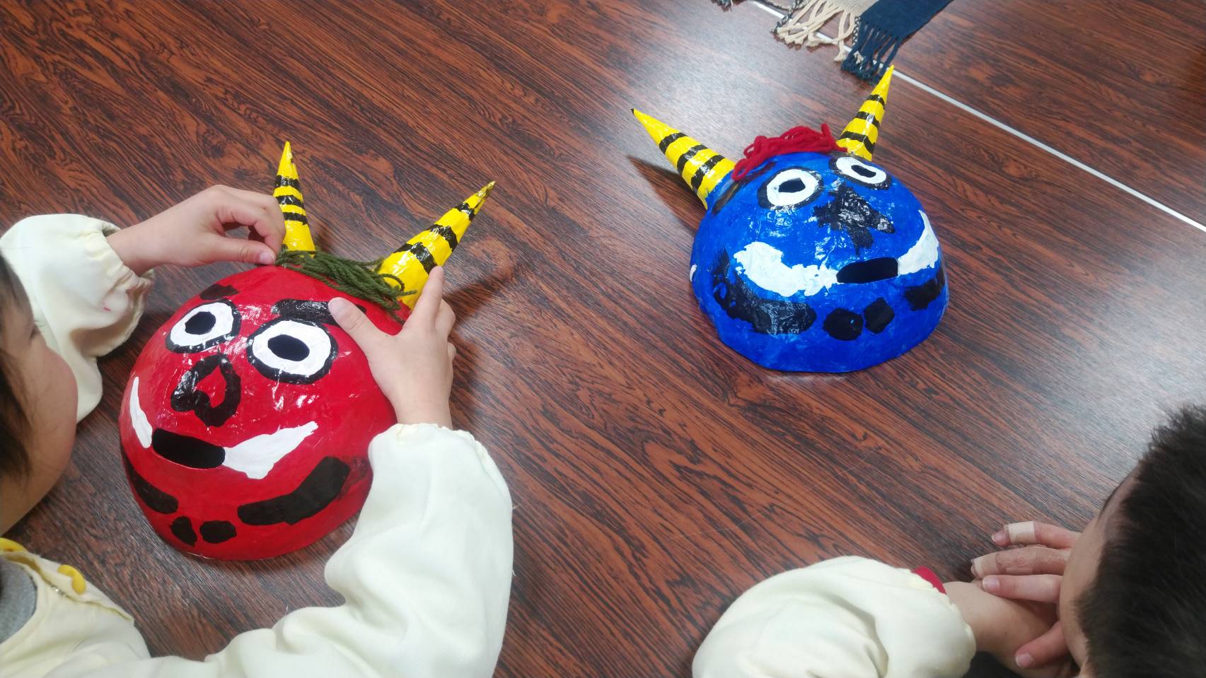 赤い顔の鬼と青い顔の鬼のお面