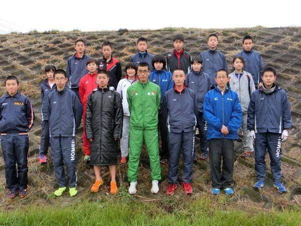 ジャージや防寒着を着て立つ、篠山市チームの選手たちの写真