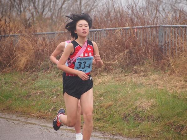 四区の山下さんが、すぐ後ろに迫りくる選手を前に走っている写真