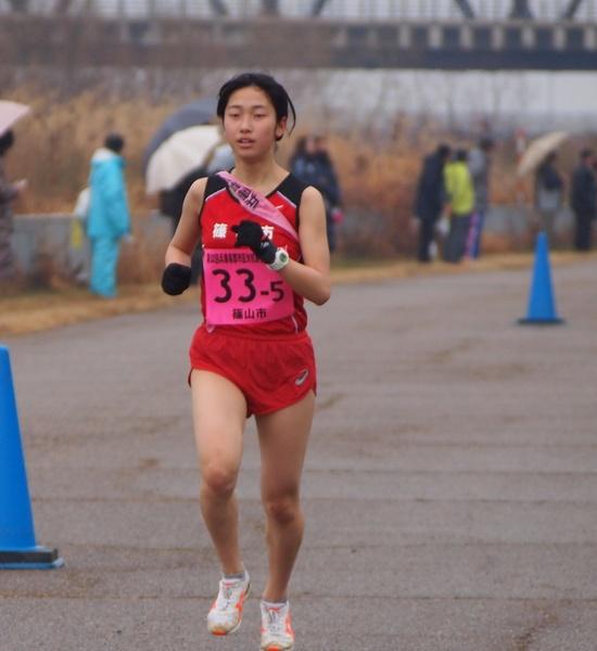五区の細見さんが、手袋をして、青いポールの横を走っている写真