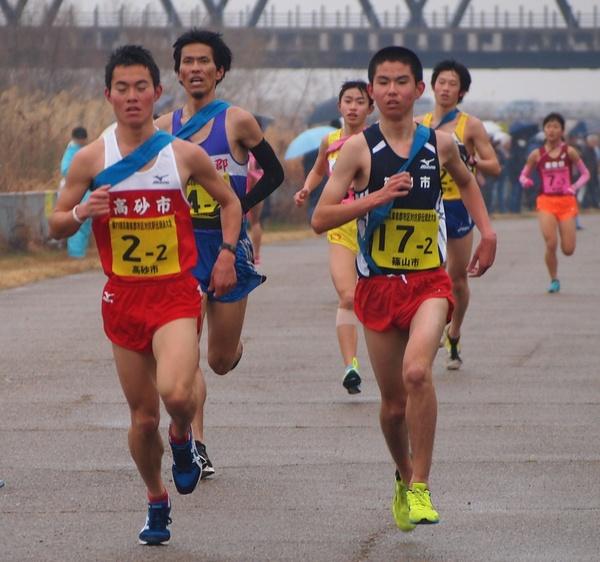 二区を長尾君が、他のチームの選手と競いながら走っている写真