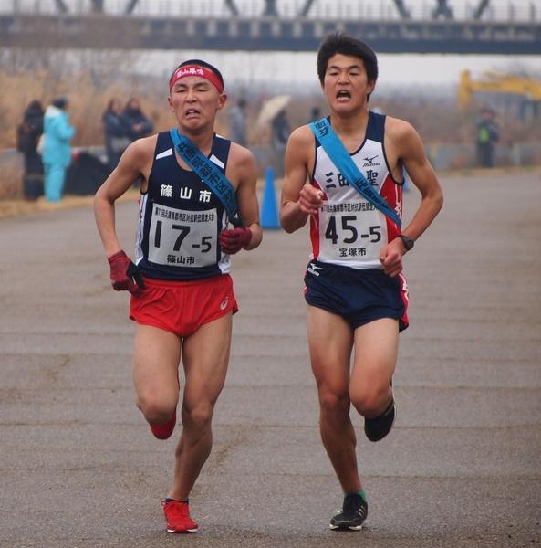 五区で、楠田君が、宝塚市の選手と互角に走っている写真