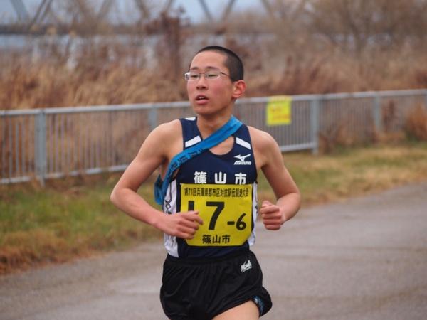 六区で、藤木君が必死に走っている写真