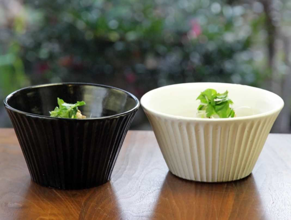 丹波焼の黒と白の洋食器の写真