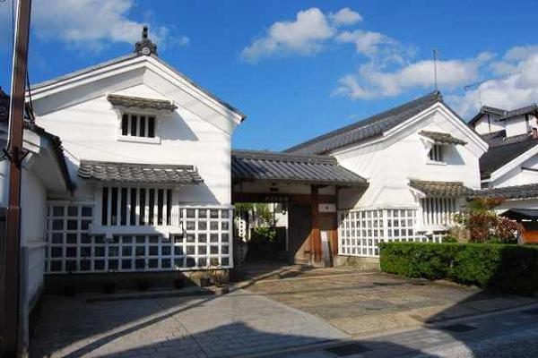 大きな門構えがある昔の建物の写真