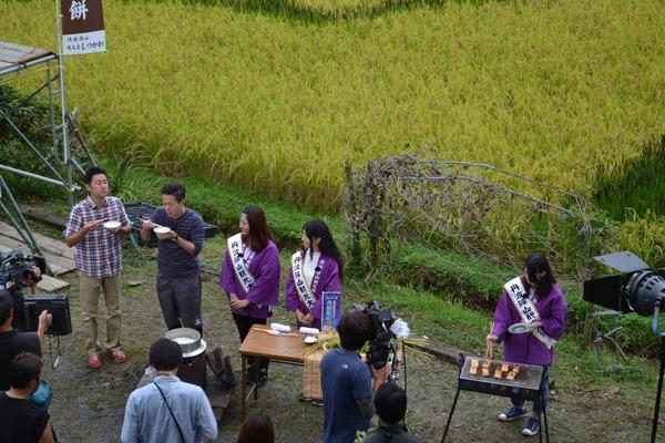 かまど炊きの篠山産新米を試食中の河田直也アナウンサーと西川忠志さんの上から見た写真