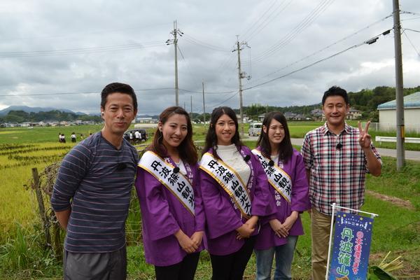 河田直也アナウンサーと西川忠志さんで観光大使3人を囲んで記念写真