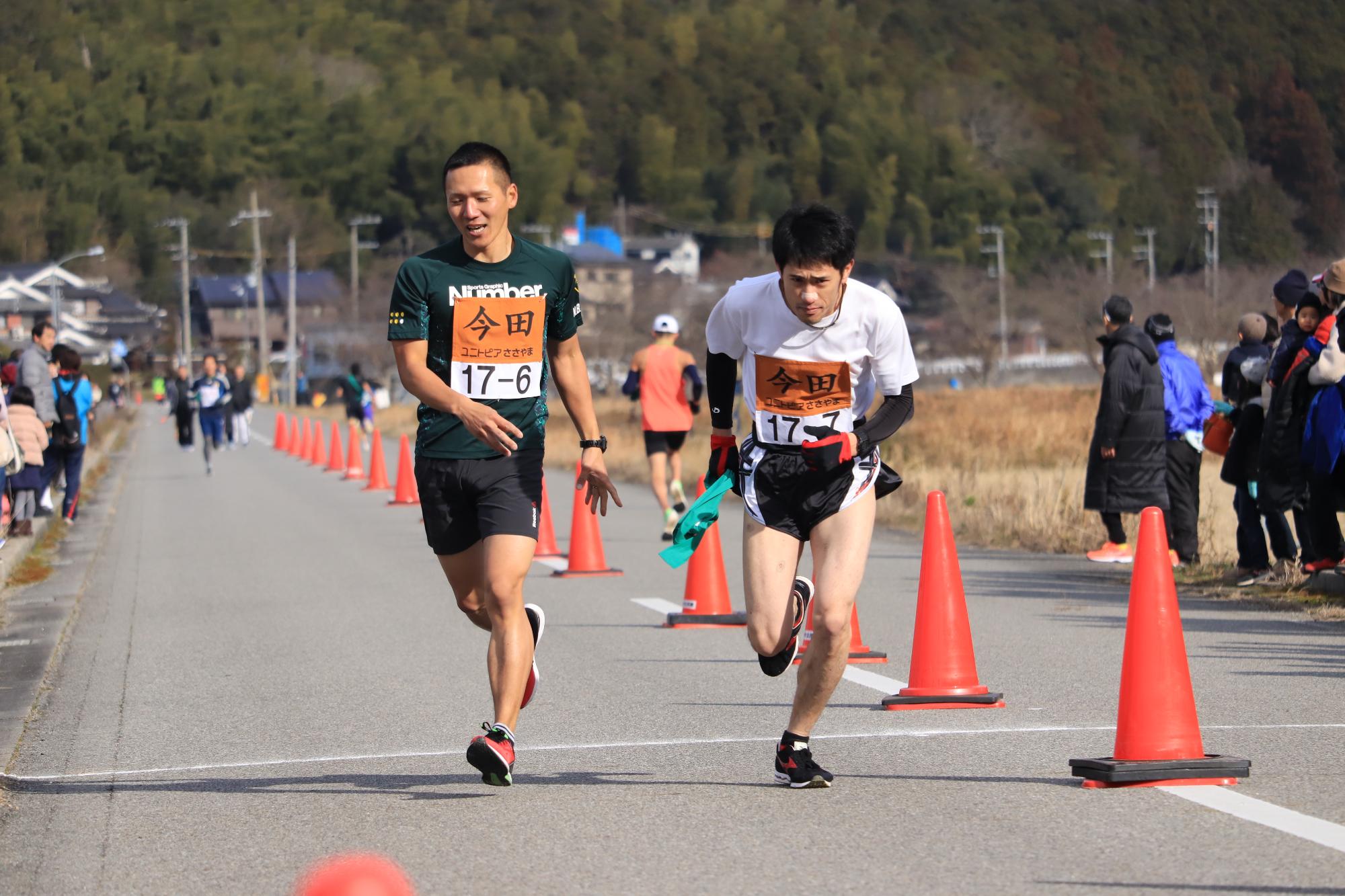 今田チームの6区から7区へのたすき渡し