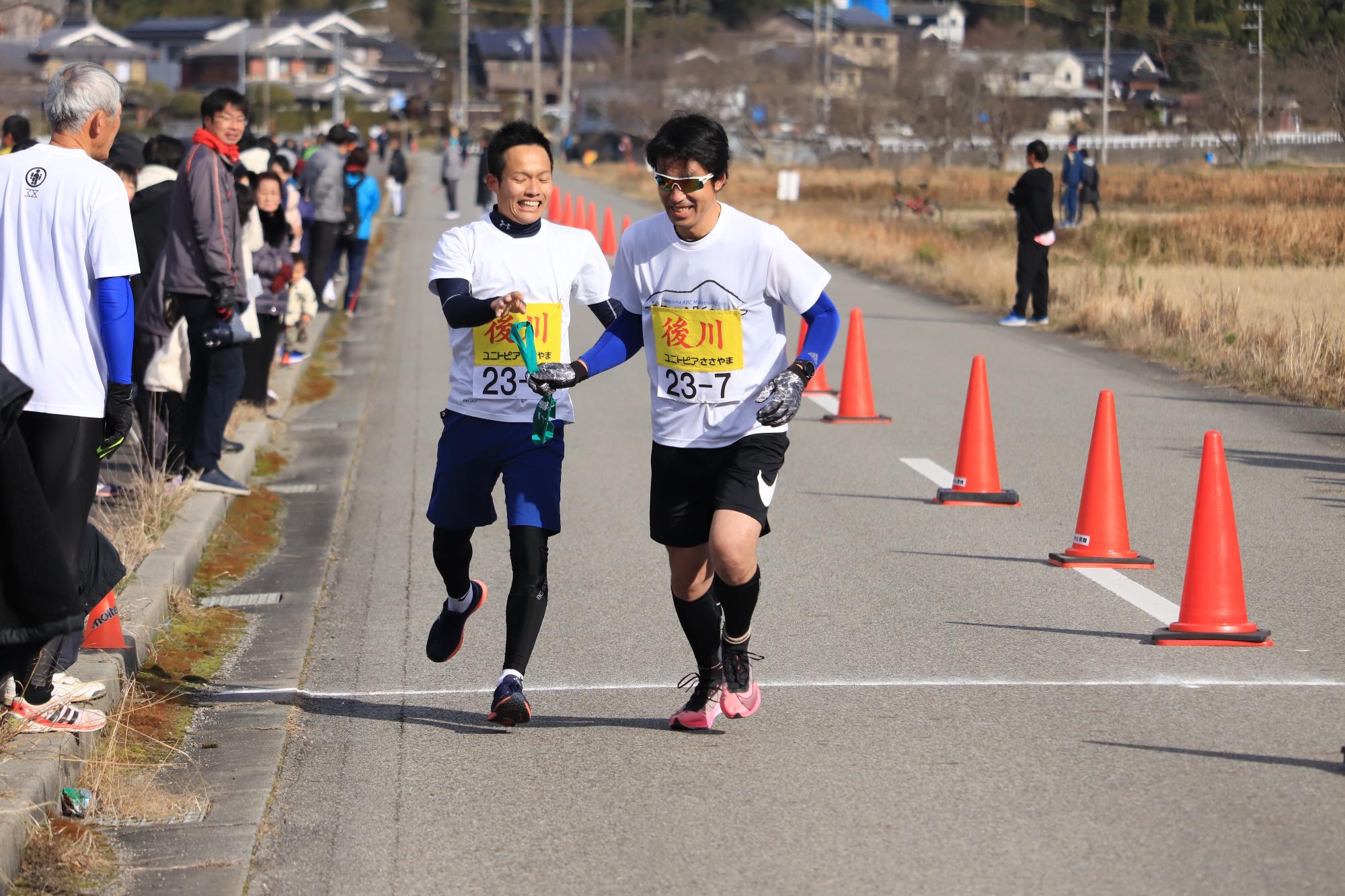 後川チームの6区から7区へのたすき渡し