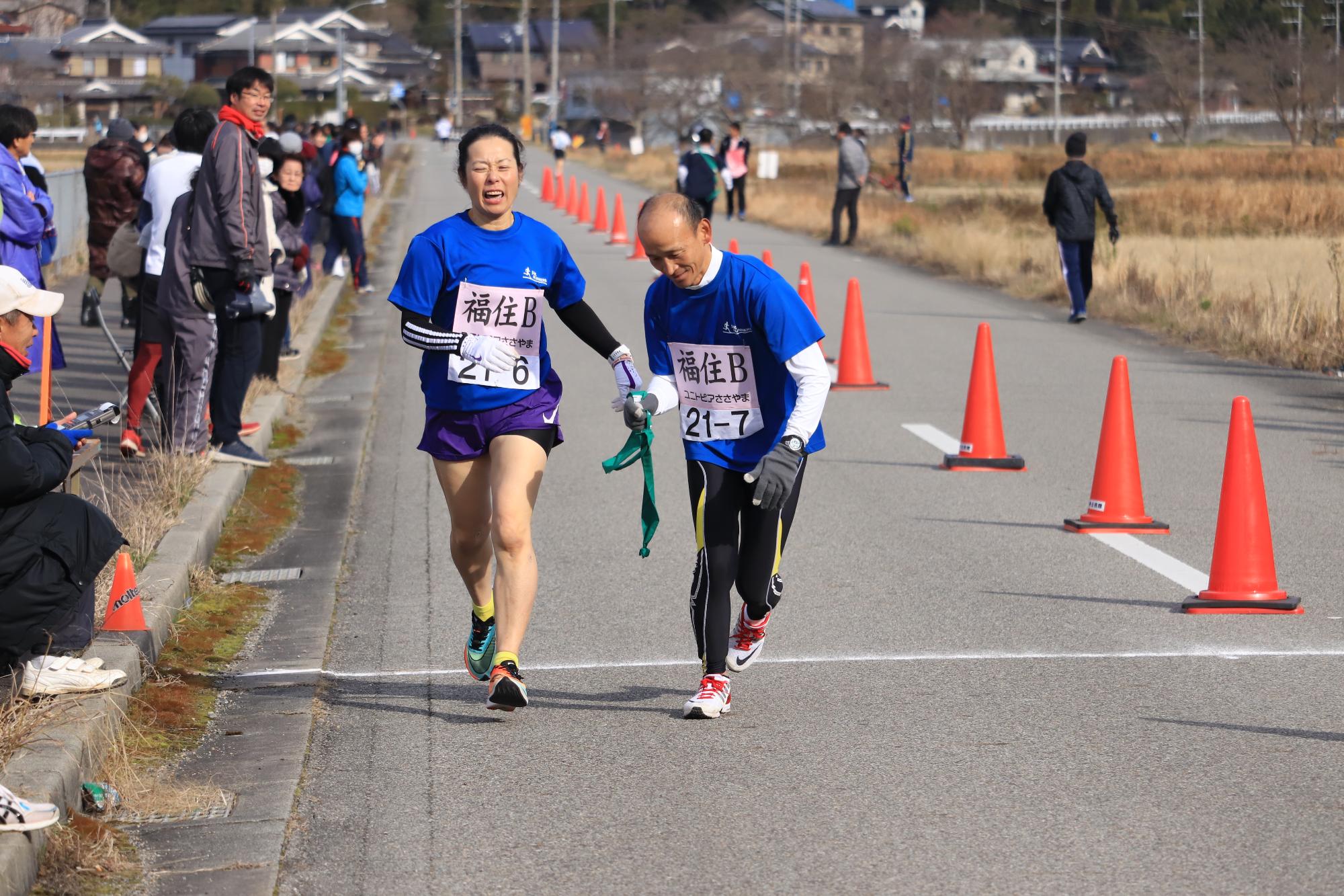福住Bチームの6区から7区へのたすき渡し