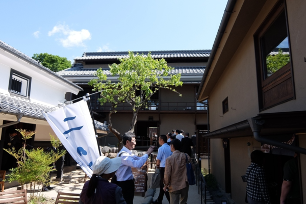 日本家屋を男性がカメラで撮影している写真