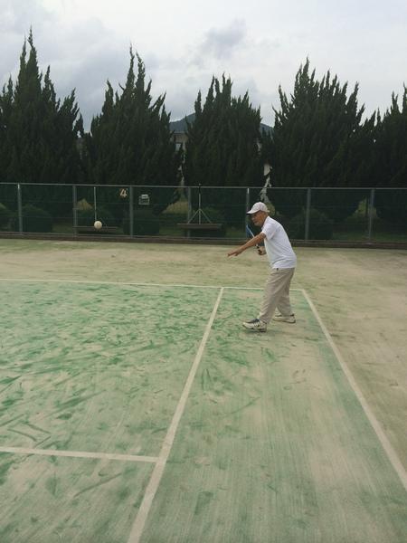 ラケットを持ち、テニスボールを打とうとする森本さんの写真