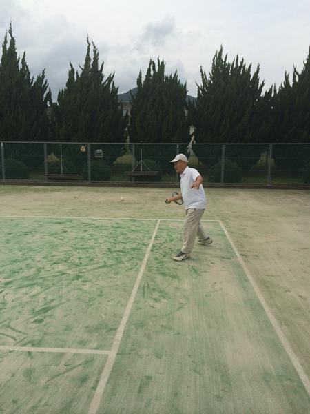 テニスコートで、ボールを打とうとする森本さんの華麗なフォームの写真