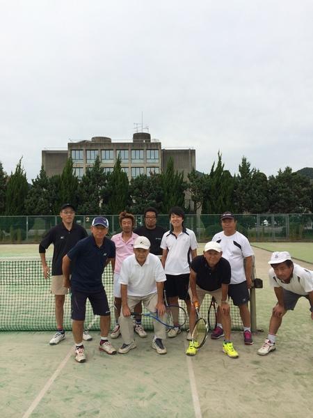 テニスコートに集まる、市長と森本さん、関係者の集合写真
