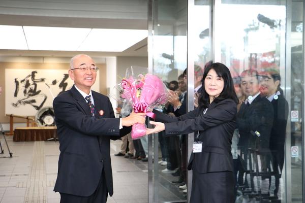 市長が小林秘書から花束を受け取る写真