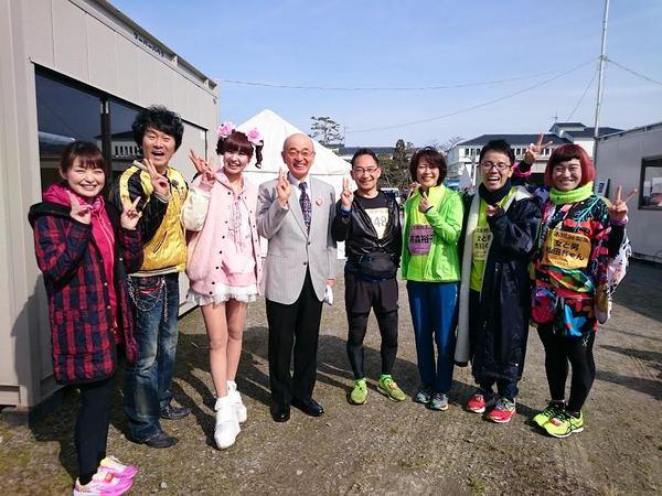中央には市長、その横には吉元芸人のかつみ・さゆりさんやゲストランナー達が並んでピースをしている写真