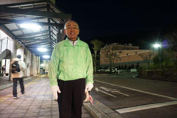 市長が薄緑のパーカーを着て篠山口駅でのあいさつをしている写真