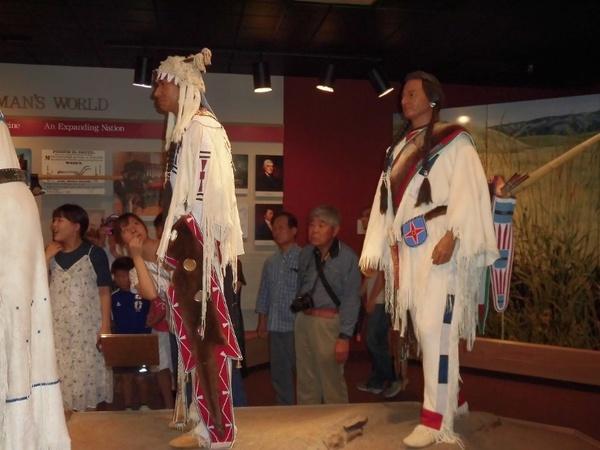 インディアン先住民歴史博物館の中にインディアンの姿をして人形が二体飾られている写真