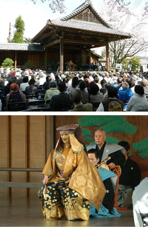 上は桜の咲いてる晴れた日に春日神社の能舞台を観覧する人々を後方から撮影した写真、下は能舞台で袴姿の男性らが演奏している小鼓に合わせてお面を被り金色の着物に刀を差した人が舞い踊っている写真
